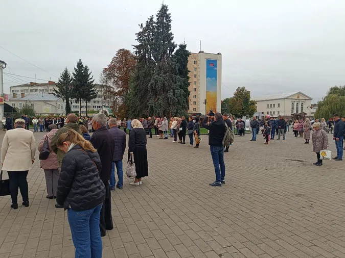 У пам'ять про загиблих захисників Луцьк зупинився в хвилині мовчання (фото)