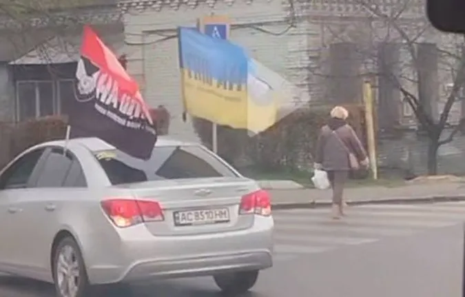 У Луцьку жінка проігнорувала кортеж із загиблим: пройшлася просто перед колоною «На щиті» (відео)