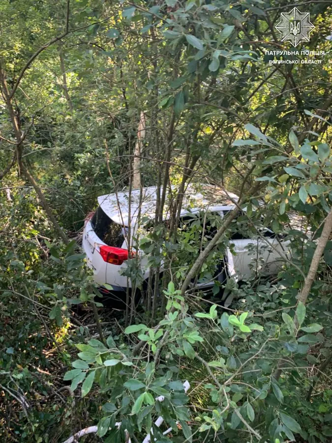 Дітей врятували паски безпеки: поблизу Маневичів авто злетіло в кювет (фото)