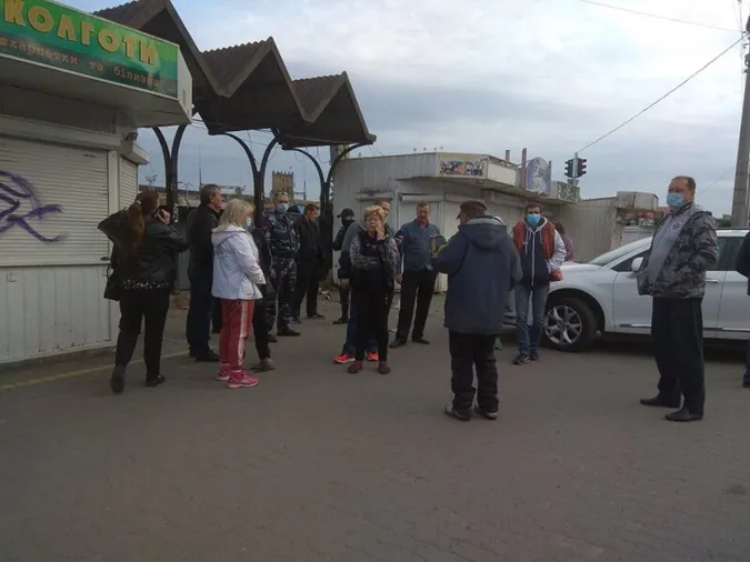 Луцькі муніципали знесли паркан на Старому ринку (відео)