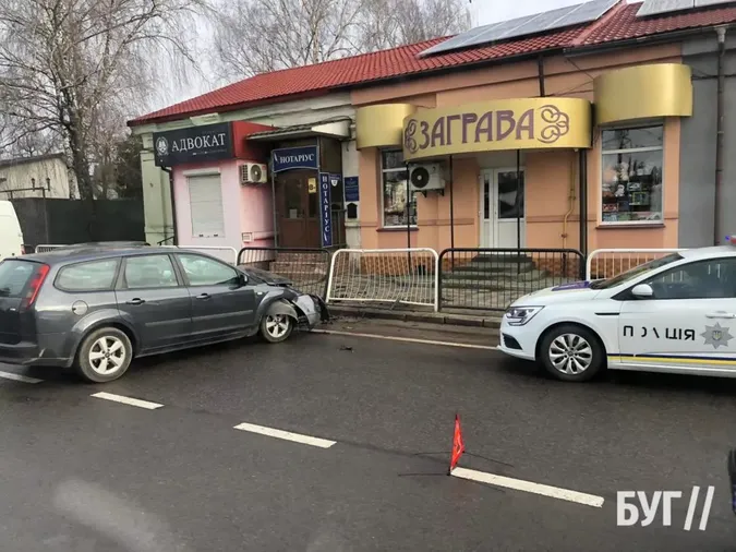 У Володимирі на перехресті зіткнулися Ford і ВАЗ (фото)