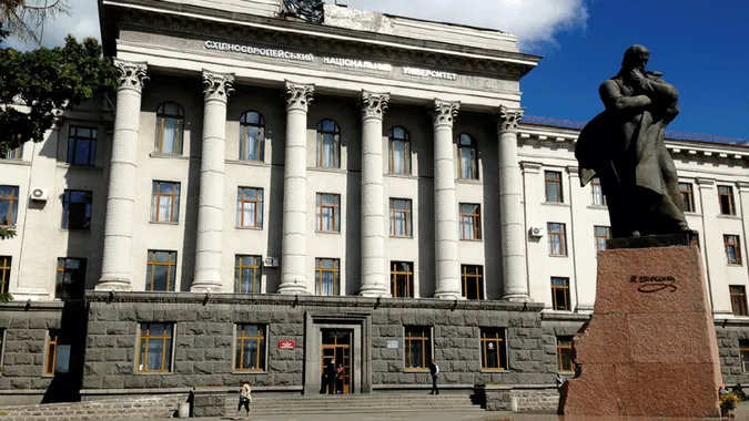 У ВНУ розповіли, чи всім працівникам зменшили зарплатню