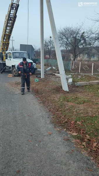 Водій заснув: у Луцькому районі фура знесла електроопору (фото)
