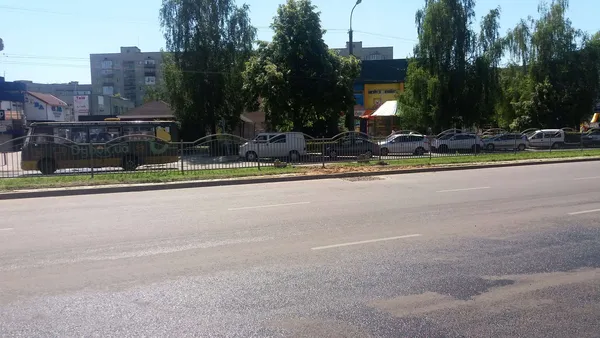 У Луцьку ще тиждень встановлюватимуть зливові решітки біля «Салюту» (фото)