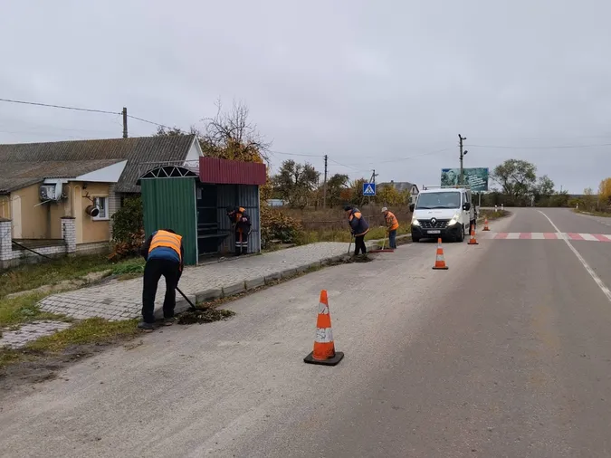 Сміття прибирають, павільйони ремонтують: на Волині впорядковують автобусні зупинки (фото)