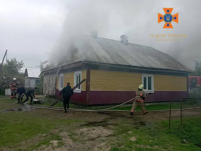 Коротке замикання електромережі: на Камінь-Каширщині горів дерев'яний будинок (фото)