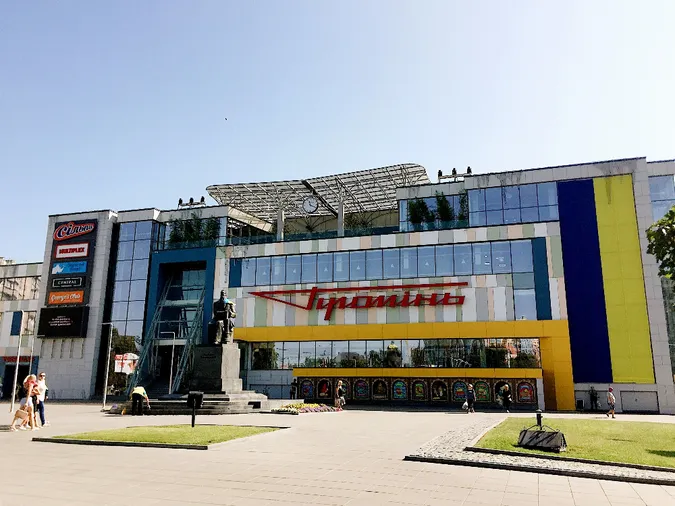 На фасаді «Променя» встановили велетенський прапор України (фото, відео)