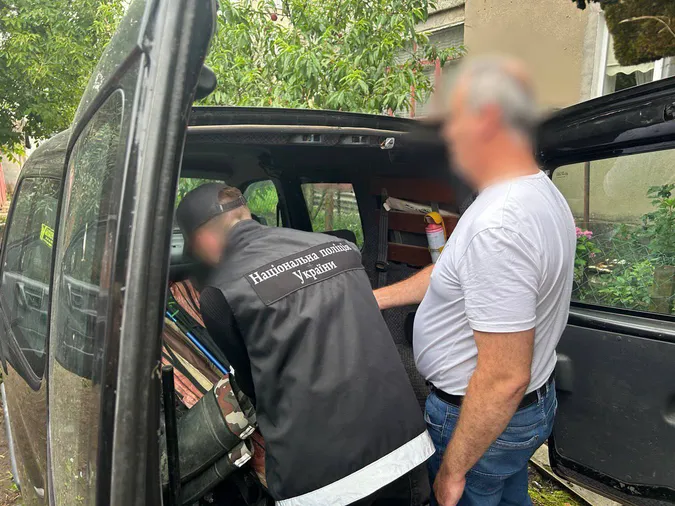 На Волині банда виготовляла і продавала липові документи для виїзду за кордон (фото)