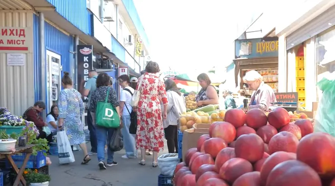 На ринках у Луцьку – шалені черги за продуктами: що там скуповують (відео)