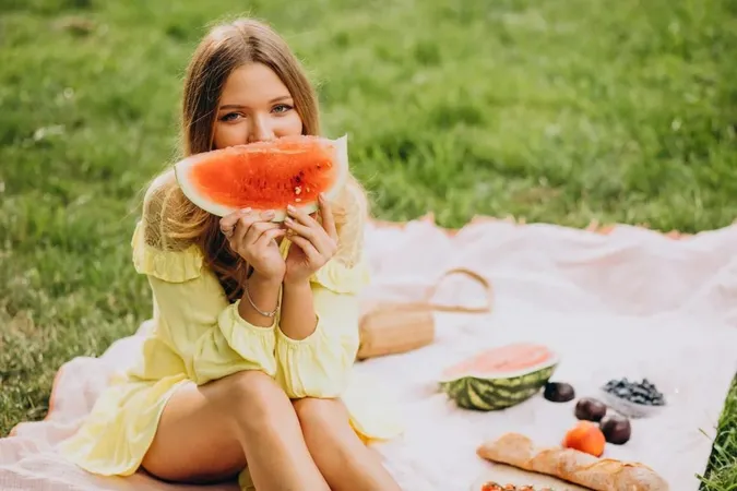 Продукти, які допомагають охолодити організм у спеку