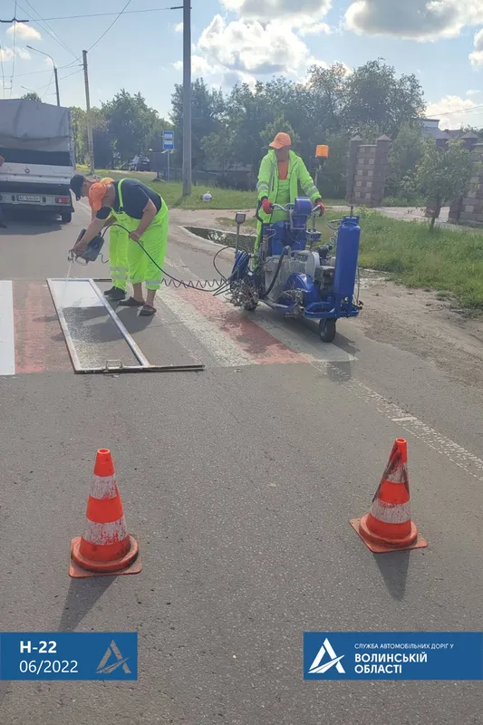 Під Луцьком на дорозі до Рівного малюють «зебри» і заливають смолою тріщини (фото, відео)