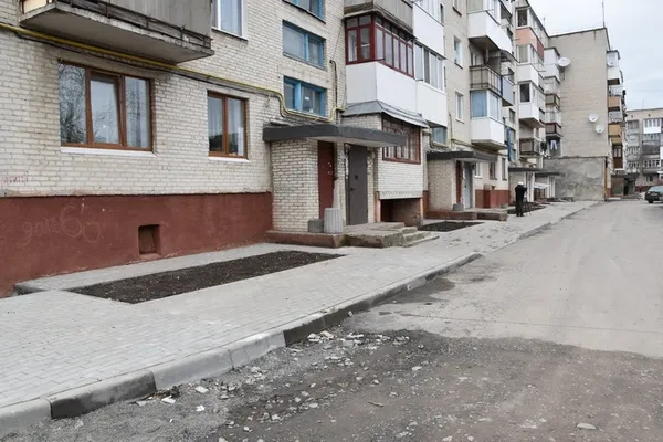 Як у Луцьку ремонтують прибудинкові території (фото)