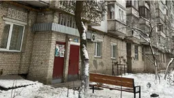 Крадуть і справляють природні потреби: в під'їзді луцької багатоповерхівки «оселилися» безхатьки (фото)