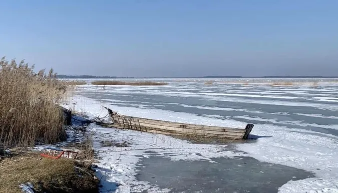 Крижана краса: показали захопливі сонячні кадри Світязя