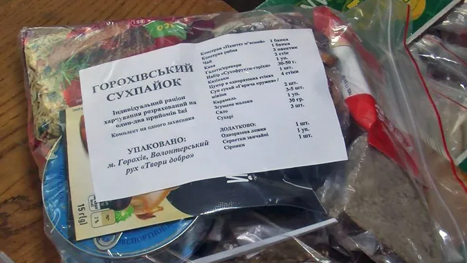 Продукти та випічка: у коледжі на Волині допомагають військовим (фото, відео)
