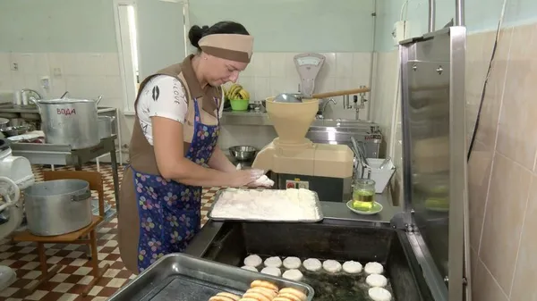 Мама ліцеїста Ірина Хорова, яка працює на кухні