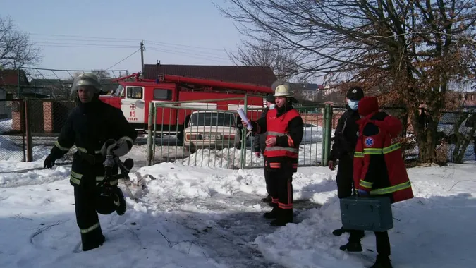 Рятувальники, медики і озброєні поліцейські з'їхалися до лікарні у Локачах (фото)