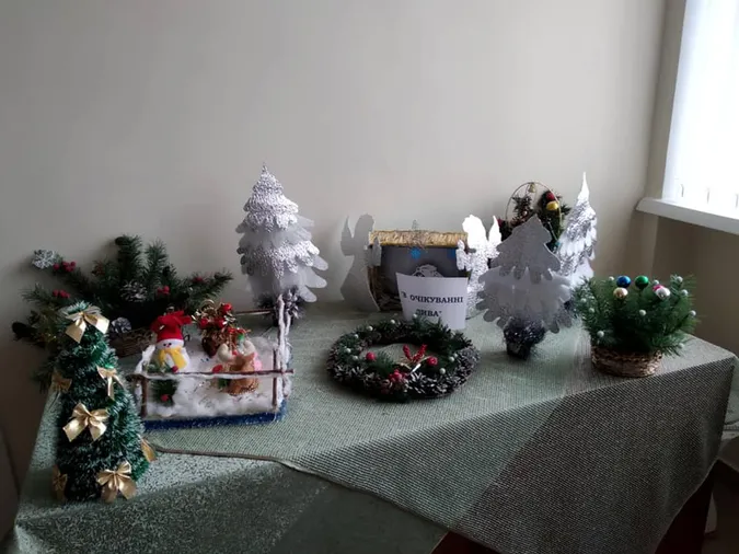 Ялинки та вогники: палати луцької лікарні святково прикрасили для пацієнтів (фото)