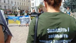 У центрі Луцька проходить акція на підтримку полонених захисників (відео)