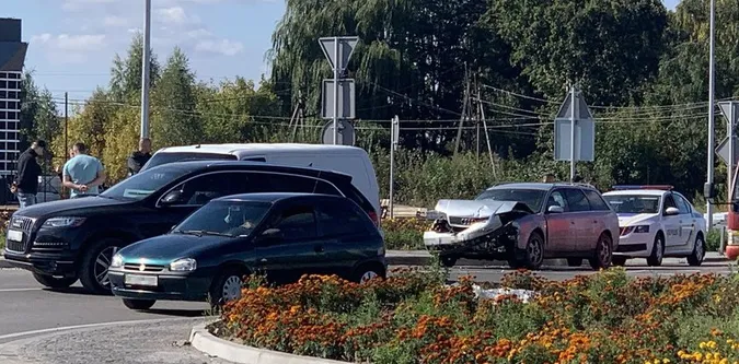 На кільці у Рованцях п'яний на Audi влаштував подвійну ДТП (фото)