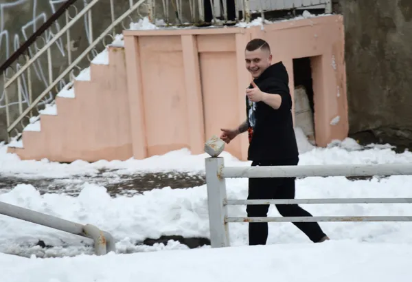 ...і щиро радів кожному влучному кидку, при  цьому створюючи хитрий план знищення майбутньої снігової баби...