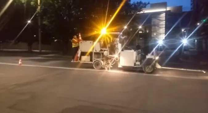 На проспекті Відродження в Луцьку нанесли пластикову розмітку