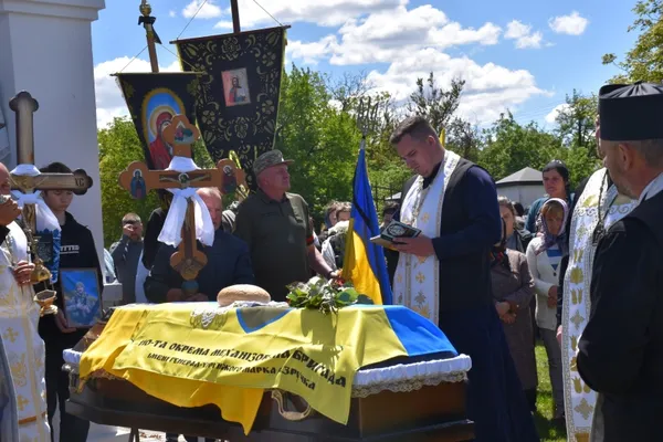 Вважався безвісти зниклим два роки: на Волині попрощалися з воїном Віктором Шоломом (фото)