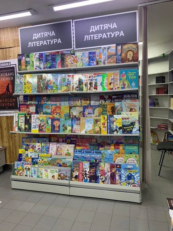 Чи є в книгарнях Луцька книжки російською мовою (фото)