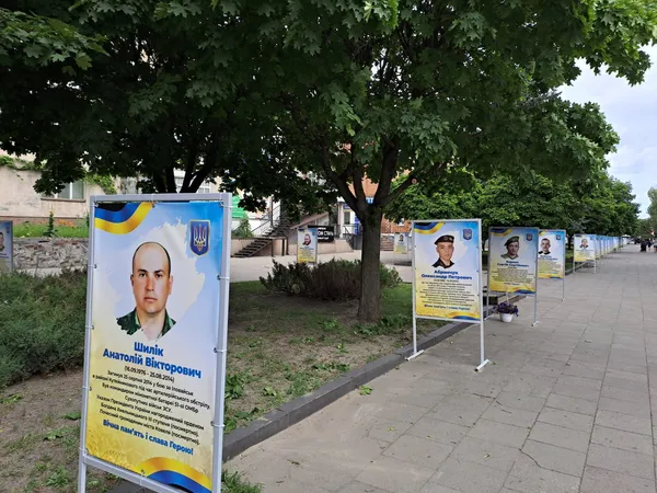 У Ковелі встановили банери зі світлинами загиблих Героїв, але це тимчасово (фото)