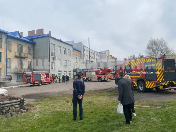 До одного з вишів Луцька з'їхалося багато пожежників та «швидка»: що коїться (фото)