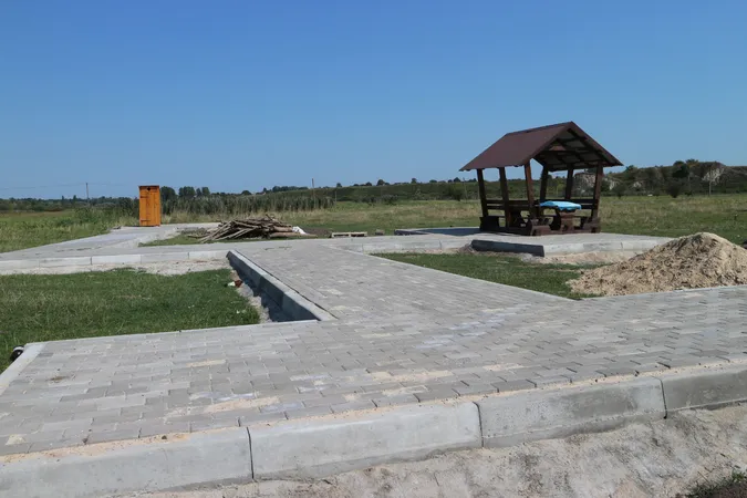 Під Луцьком біля ставка облаштували нову зону відпочинку (фото)