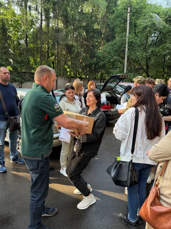 Лучанам зі зруйнованого будинку допомогли продуктами та юридичними консультаціями (фото)