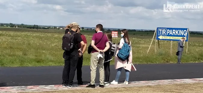 На волинській трасі чекають на Зеленського (фото, пряма трансляція)