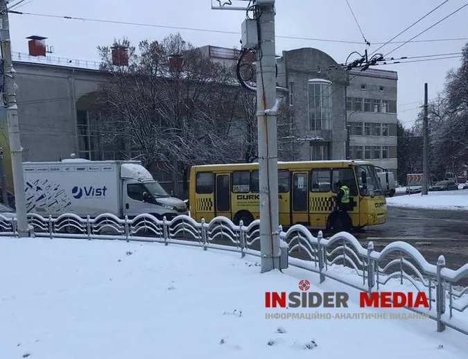 У Луцьку біля «Променя» вантажівка в'їхала в маршрутку (фото)