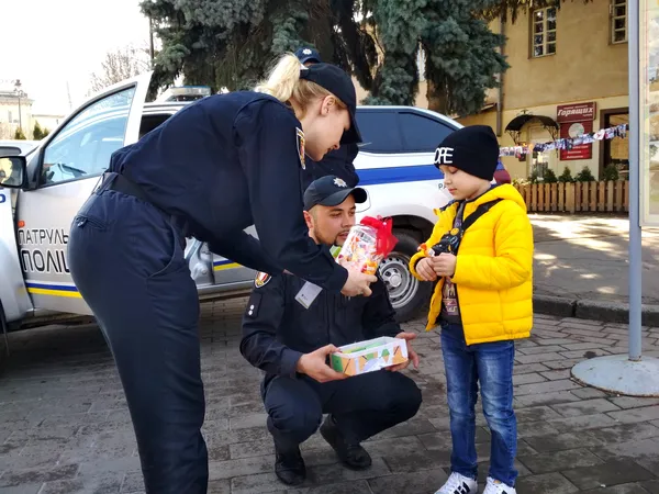 Патрульні у центрі Луцька розповідають дітям про безпечний Великдень (фото)
