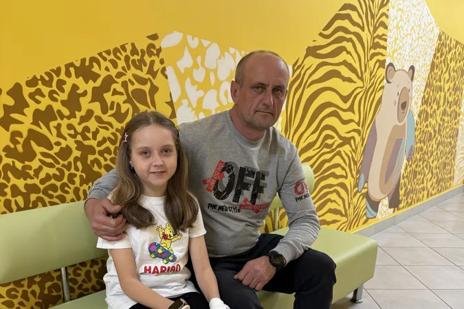 Двічі дав шанс на життя: військовий з Волині приїхав з позицій, аби стати донором для доньки (фото)