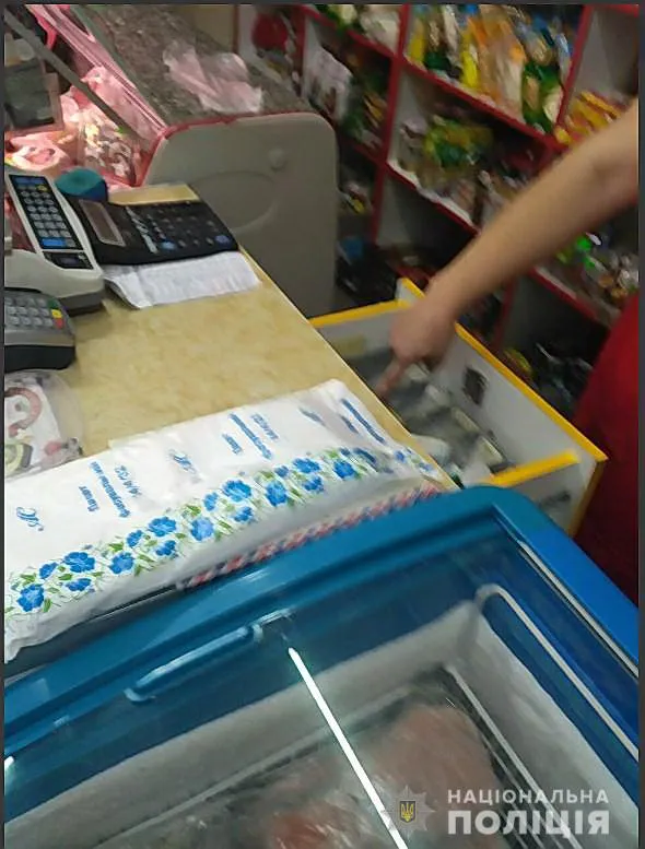 Вдарили продавчиню і взяли 3 тисячі з каси: у Нововолинську пограбували магазин
