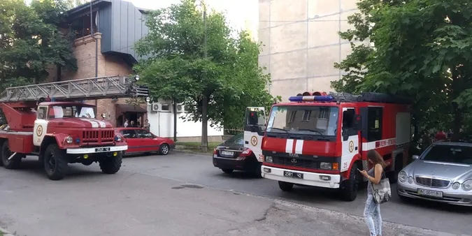 Посварився з жінкою: у Луцьку чоловік хотів стрибнути з даху будинку (фото)