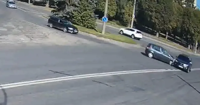 Не пропустив: у Луцьку водій «рено» влупився в «кіа» (відео)