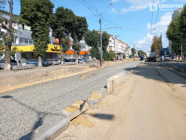 Замінюють мережі: що коїться на проспекті Волі (фото)