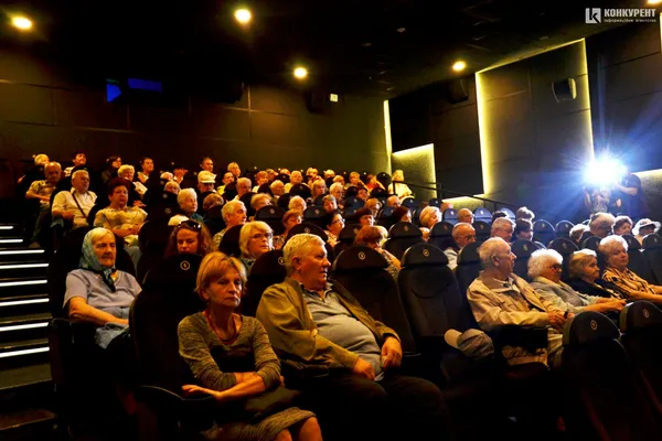 Дивитися без хвилювання неможливо: луцькі пенсіонери про фільм «Заборонений» (фото)