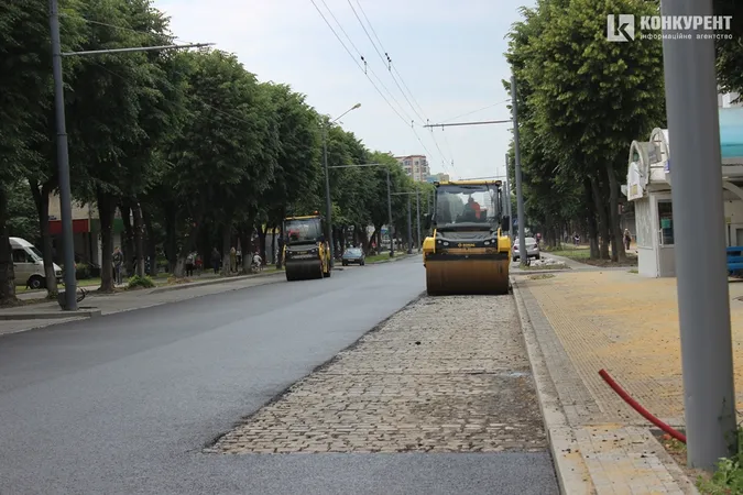 Фінішна пряма: як у Луцьку на Волі вкладають асфальт (фото)