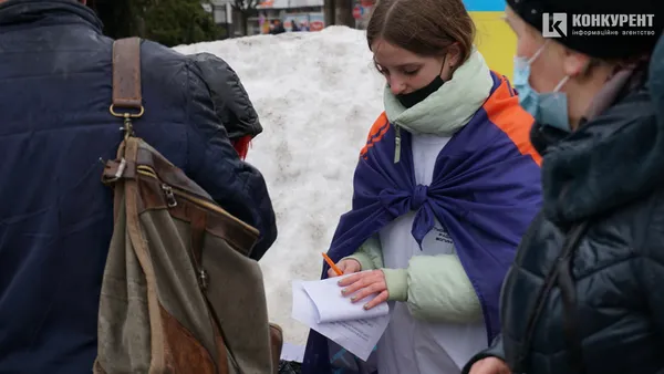 Плов та міні-референдум: у центрі Луцька згадують річницю анексії Криму (фото)