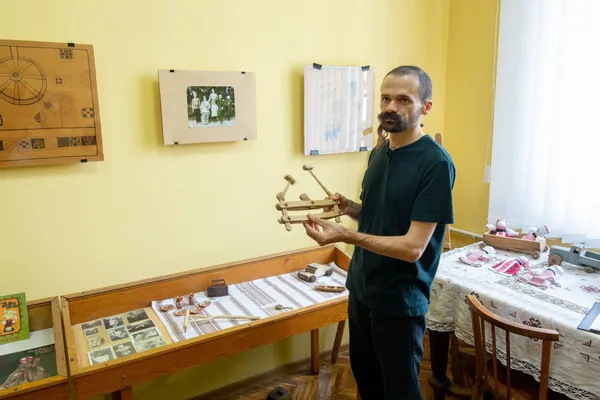 Волинський умілець виготовляє унікальні дерев'яні іграшки (фото)