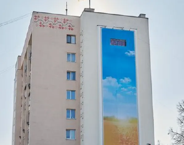 У Луцьку «Бім-Бом» прикрасили патріотичним банером (фото)