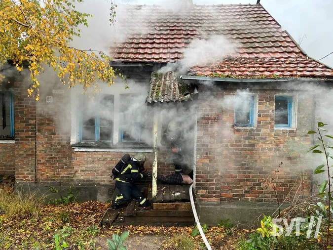 На Волині військові та рятувальники витягнули з пожежі трьох людей (фото, відео)