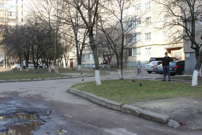 У Луцьку капітально відремонтують двір на Кравчука 