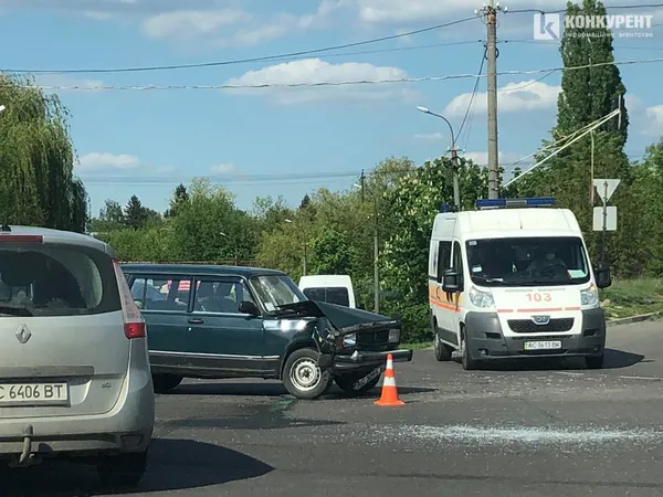 Аварія на перехресті: біля Генконсульства Польщі в Луцьку утворився затор (фото)
