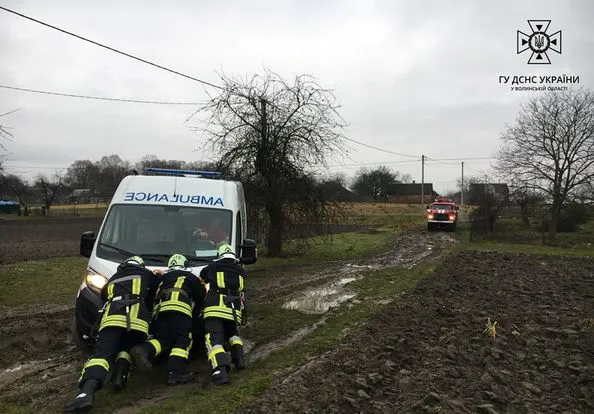 На Волині застрягла «швидка» з вагітною жінкою (фото)