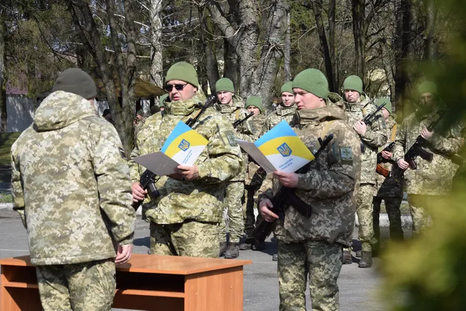 Мобілізовані та контрактники, чоловіки та жінки: у Луцьку склали присягу прикордонники (фото)